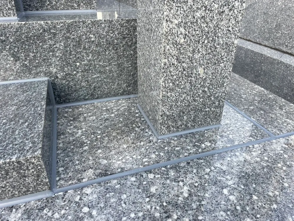 墓石クリーニングの作業後｜手作業で水洗い・拭き上げ。花立て・線香皿も洗い、落ち葉まで回収。