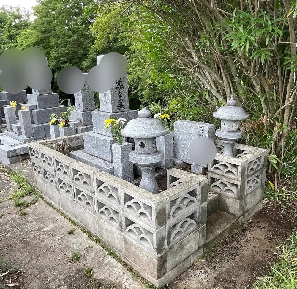 お墓参り代行の作業後｜清掃のうえ、新しいお花とお線香をお供えし合掌。前後を写真でご報告。